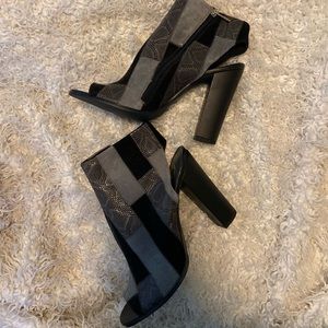 Snakeskin patchwork chunky heel. Peek a boo toe and heel